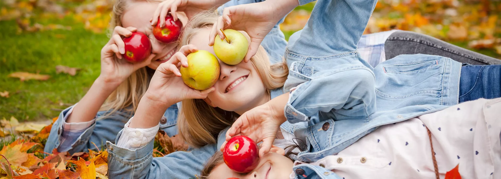 Kinder im Herbst