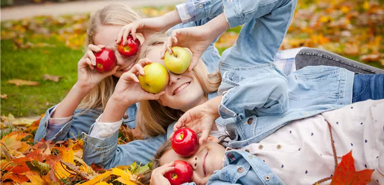 Kinder im Herbst