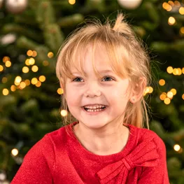 Kind vor Weihnachtsbaum